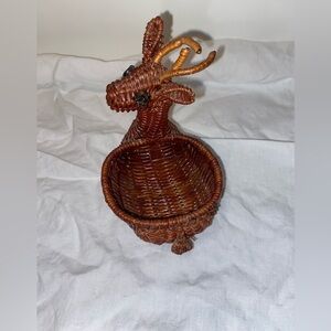 3/30$ Vintage wicker mini tray shaped into‎ a deer